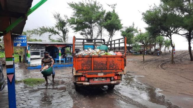 Sampah plastik terlihat berserakan di sekitar bibir Pantai Parangtritis, Bantul, Sabtu (13/3/2021). [Muhammad Ilham Baktora / SuaraJogja.id]