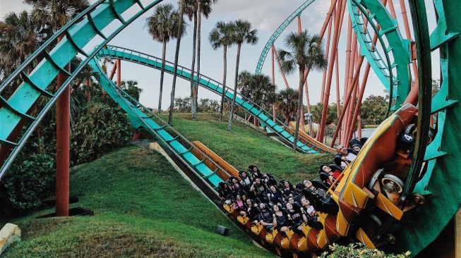 Rollercoaster Macet di Puncak Ketinggian, Pengunjung Dievakuasi Jalan Kaki