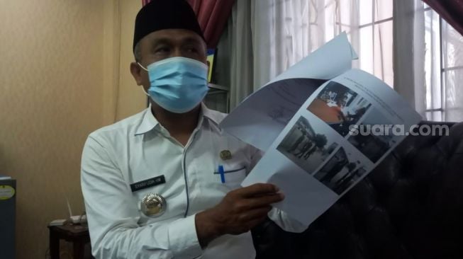 Camat Ciledug Syarifuddin saat ditemui SuaraJakarta.id—grup Suara.com—di kantornya, Jumat (12/3/2021) malam. [Suara.com/Muhammad Jehan Nurhakim]