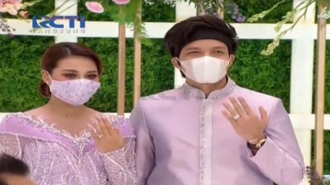 Aurel dan Atta memaperkan cincin kawin keduanya [instagram]