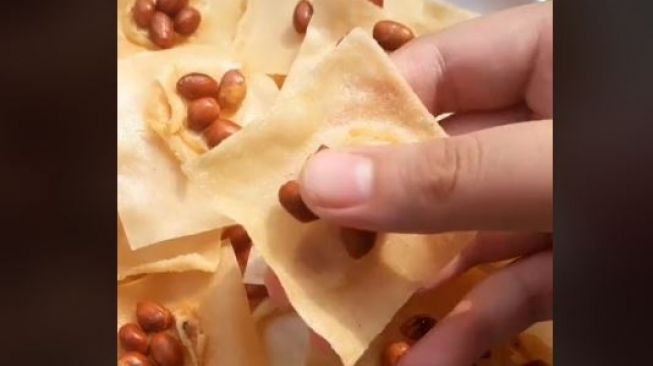 7 Tips Bikin Peyek Kacang Super Renyah Anti Melempem