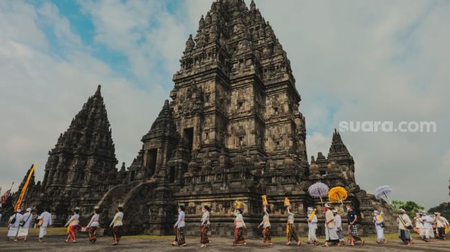 Umat Hindu menggelar ritual Upacara Tawur Agung Kesanga di plataran Candi Prambanan, Yogyakarta, Sabtu (13/3/2021). - (Kontributor SuaraJogja.id/Julianto)