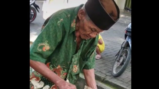 Kakek 90 Tahun Masih Semangat Berjualan Toge Goreng dari Zaman Soekarno