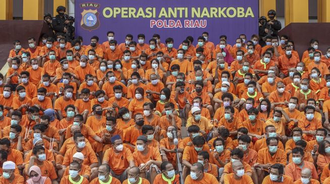 Ratusan orang tersangka penyalahguna, kurir dan bandar narkoba dihadirkan ketika rilis hasil operasi narkoba di Mapolda Riau, Pekanbaru, Riau, Minggu (14/3/2021). [ANTARA FOTO/Rony Muharrman]