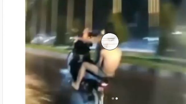 Aksi pemotor melakukan wheelie hanya menggunakan celana dalam saja (Instagram)