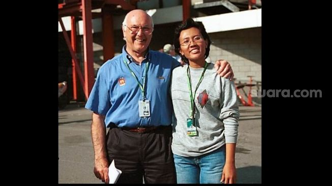 Sir Murray Walker bersama penulis di F1 GP Fosters Belgian GP, Spa-Francorchamps, Belgia 2000 [Dok pribadi/Hendra Noor Saleh].