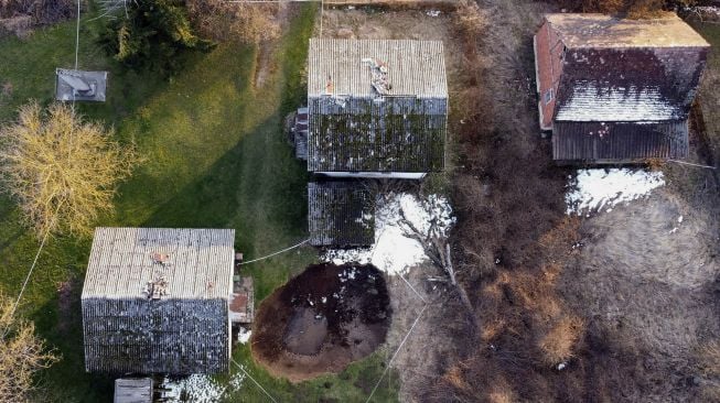 Foto udara menunjukkan lubang pembuangan di Desa Mecencani, Kroasia, pada (10/3/2021). [AFP]