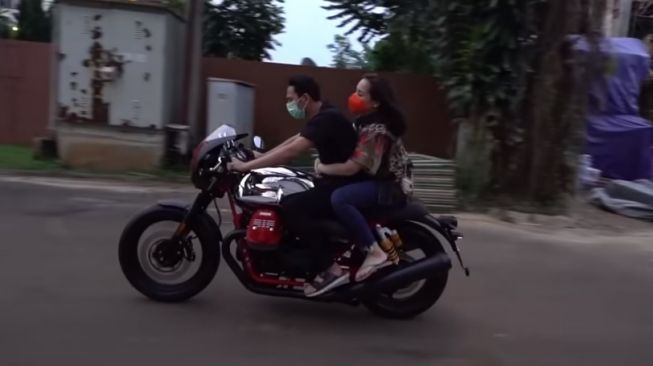 Raffi Ahmad dan Nagita Slavina naik Moto Guzzi V7 III Racer 10th Anniversary Edition (Youtube)
