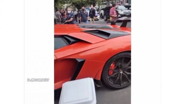 Pemobil yang diduga jamaah salat Jumat membawa Lamborghini Aventador (Instagram)