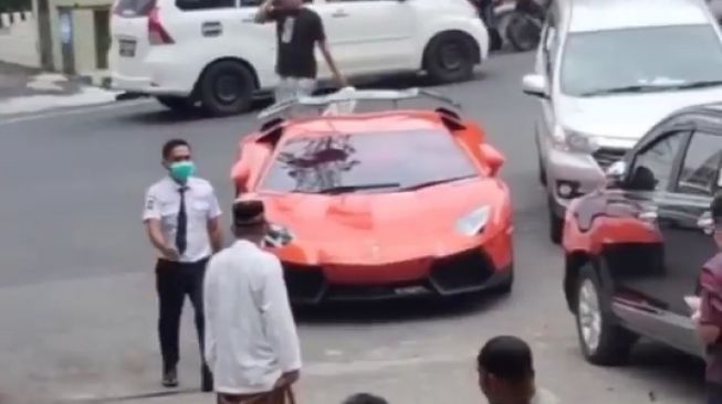 Mentereng Bikin Geger, Orang Ini Salat di Masjid Naik Mobil Lamborghini