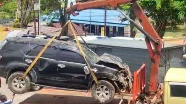 Toyota Fortuner Seruduk Rumah Warga, Empat Orang Jadi Korban