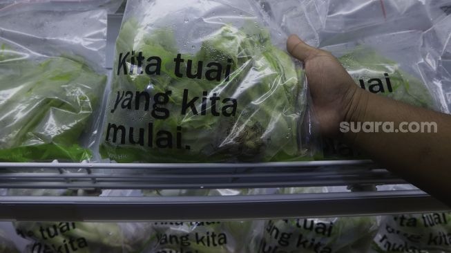 Pengunjung memilih produk Usaha Mikro, Kecil dan Menengah (UMKM) yang dijual di M Bloc Market, Jakarta, Minggu (14/3/2021). [Suara.com/Angga Budhiyanto]