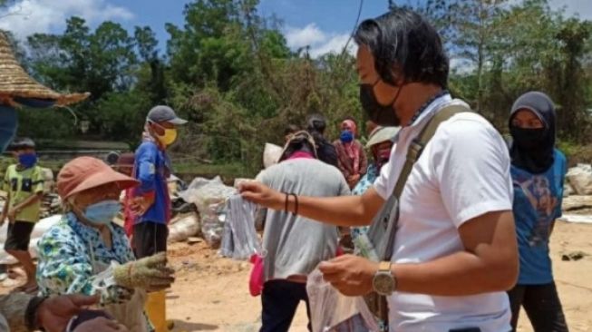 Pandemi Tidak Menghalangi Polisi Ini Berbagi Makanan ke Pemulung