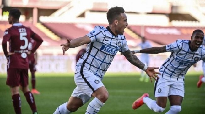 Striker Inter Milan Lautaro Martinez (tengah) merayakan golnya ke gawang Torino dalam lanjutan Liga Italia di Olympic stadium, Turin.Marco BERTORELLO / AFP