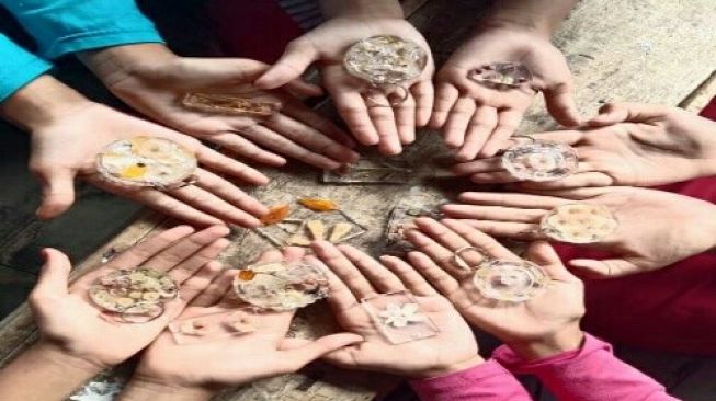 KKN UIN Walisongo Kembangkan Kerajinan Gantungan dari Resin