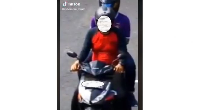 Disuruh Pakai Masker Petugas, Pemotor Ini Malah Bikin Kejutan Tak Terduga