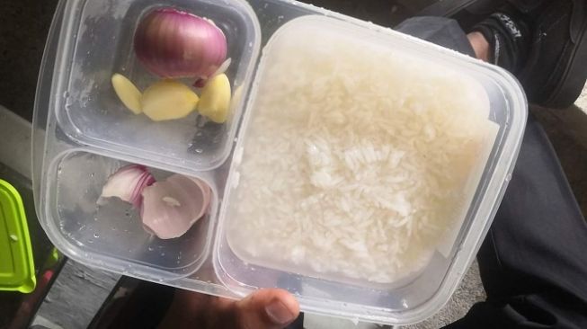 Kisah Satpam yang Hanya Makan Nasi Putih dengan Potongan Bawang. (Facebook/Apit Lid)