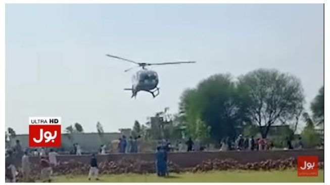 Helikopter hamburkan uang di pesta pernikahan. (Youtube/Bol News)