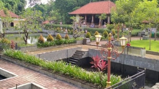 Pancoran Solas Taman Beji Paluh di Banjar Dauh Peken, Desa Penarungan, Mengwi, Badung bisa menjadi lokasi melukat yang memebrikan pengayaan batin [BeritaBali.com].