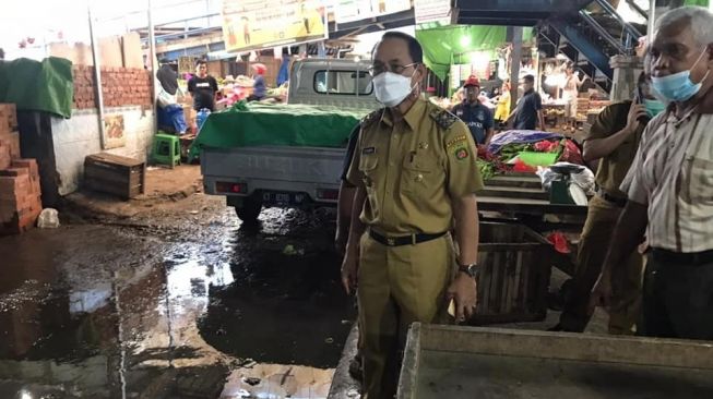 Rusmadi Wongso Blusukan ke Pasar Segiri, Ada Genangan Tak Kunjung Kering