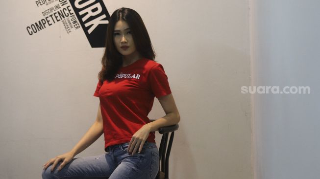 Peserta finalis Miss Popular 2021 season 1, Lily Chong berpose saat mengunjungi Kantor Redaksi Suara.com, Jakarta, Senin (15/3/2021). [Suara.com/Angga Budhiyanto]