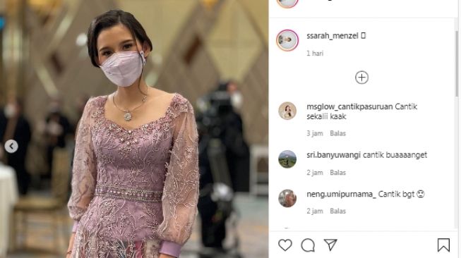 Sarah Menzel tampil cantik memesona mengenakan busana senada dengan keluarga Hermansyah, yakni warna ungu muda saat menghadiri acara lamaran Aurel Hermansyah-Atta Halilintar, Sabtu (13/3/2021). (Instagram/@ssarah_menzel)