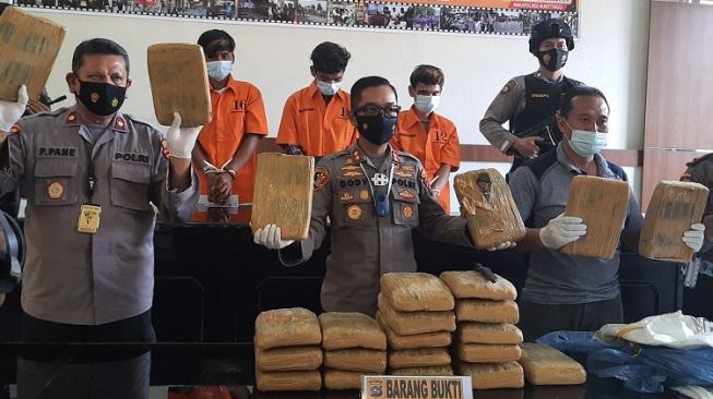 Polisi Bukittinggi Gagalkan Penyelundupan 25 Kg Ganja dari Sumut