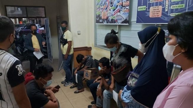Standing Hanya Pakai Celana Dalam, 4 Remaja Ketakutan Dibawa Polisi