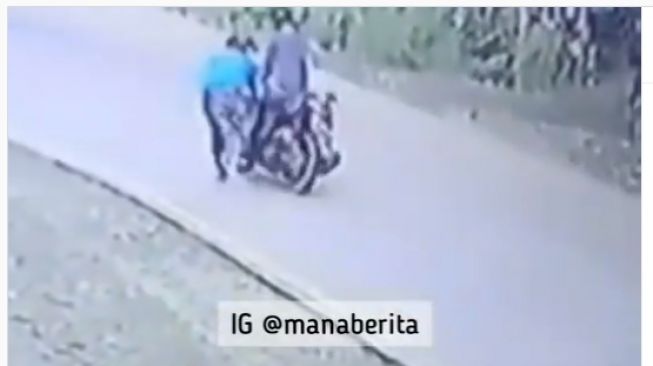 Publik Melongo! Viral Aksi Emak-emak Jalan Kaki Tabrak Pemotor Sampai Jatuh