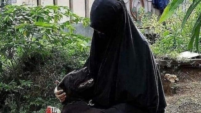 Wanita Berhijab Rawat 70 Anjing di Bogor