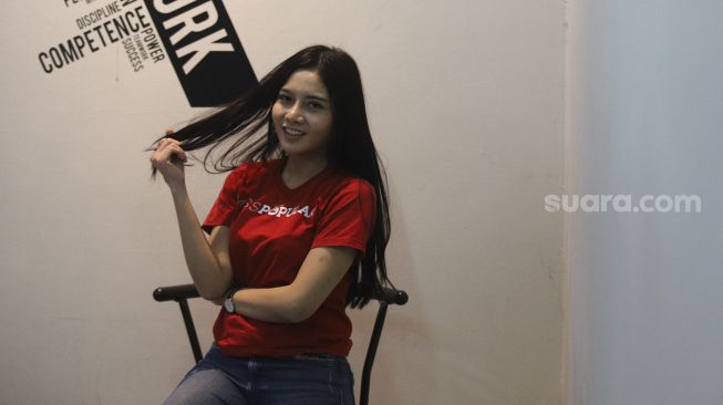 Peserta finalis Miss Popular 2021 season 1, Anggy Novia berpose saat mengunjungi Kantor Redaksi Suara.com, Jakarta, Senin (15/3/2021). [Suara.com/Angga Budhiyanto]