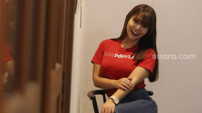 Peserta finalis Miss Popular 2021 season 1, Sunny Chu berpose saat mengunjungi Kantor Redaksi Suara.com, Jakarta, Senin (15/3/2021). [Suara.com/Angga Budhiyanto]