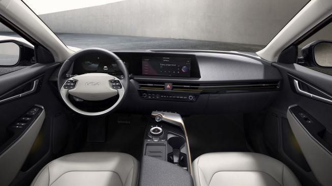 Interior seru dari Kia EV6, perhatikan knob serta logo baru Kia di lingkar kemudi [Kia via Car and Drive].