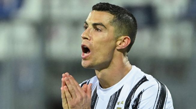 Penyerang Juventus, Cristiano Ronaldo beraksi setelah gagal memanfaatkan peluang saat menghadapi Cagliari dalam pertandingan pekan ke-27 Liga Italia (Juventus vs Cagliari) di Allianz Stadium, Senin (15/3/2021) dini hari WIB. [Alberto PIZZOLI / AFP].