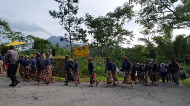 Gunung Merapi Masih Erupsi, Upacara Labuhan Digelar Secara Terbatas