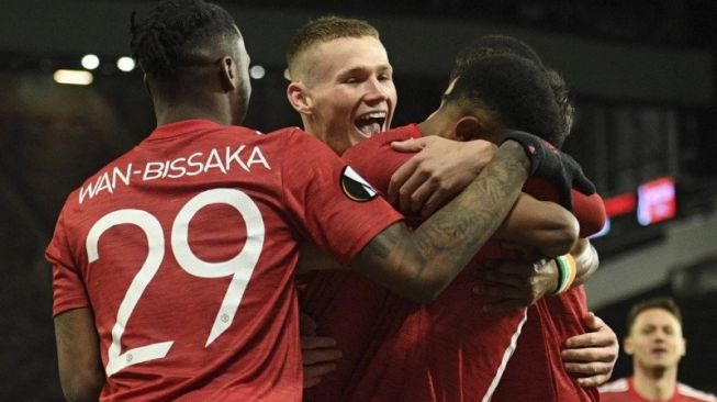 Foto arsip 11 Maret 2021 ketika Manchester United bermain seri 1-1 melawan AC Milan di Old Trafford. Tiga hari kemudian MU menang 1-0 atas West Ham di tempat yang sama. (AFP/OLI SCARFF)