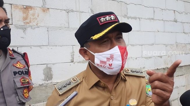 Camat Ciledug Syarifudin usai meninjau pagar beton yang menutup akses rumah salah satu warga di Jalan Akasia, Kecamatan Ciledug, Kota Tangerang, Senin (15/3/2021). [Suara.com/Wivy Hikmatullah]