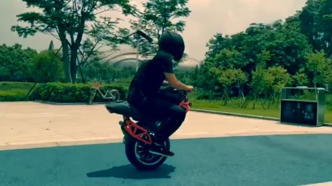 Motor unik pakai satu roda. (rideapart.com)