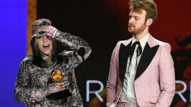Billie Eilish dan Finneas saat menang Grammy Awards 2021 [Instagram/@recordingacademy]