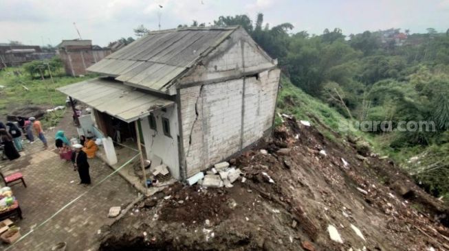 Tanah Longsor Melanda Bantaran Sungai Brantas di Kota Malang, Rumah Ini Nyaris Ambrol