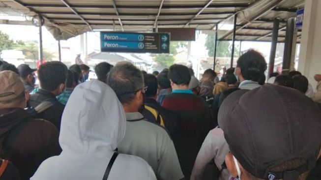 Para penumpang KRL antre tanpa jaga jarak di Stasiun Tambun, Senin (15/3/2021). (Foto: Istimewa)