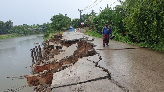 Ambles, Akses Desa Tanjung Burung Kab Tangerang Tak Bisa Dilalui Kendaraan