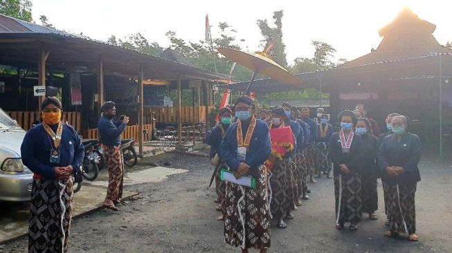 Labuhan Merapi Digelar Terbatas di Tengah Erupsi dan Situasi Pandemi