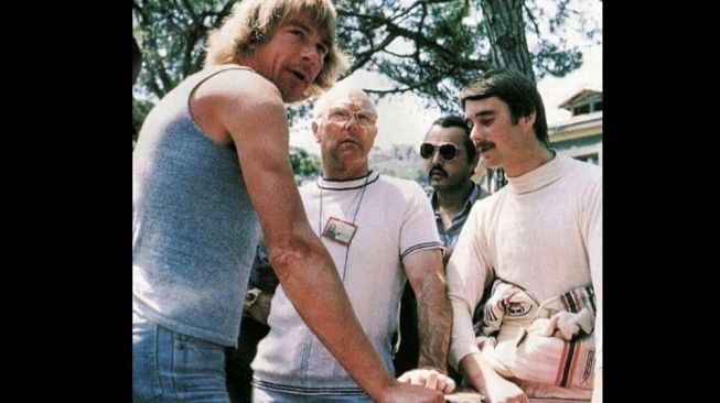 Murray Walker (tengah) diapit para driver Britania Raya. James Hunt (depan) dan Nigel Mansell (sampaing kanan) [Instagram: F1Sutton].