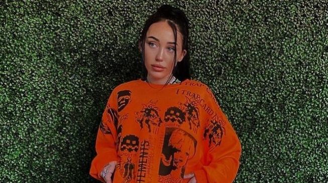 Baju Unik Noah Cyrus di Grammy 2021 Viral, Dibilang Mirip Tisu hingga Seprai