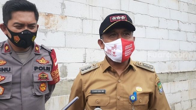 Camat Ciledug Syarifudin usai meninjau pagar beton yang menutup akses rumah salah satu warga di Jalan Akasia, Kecamatan Ciledug, Kota Tangerang, Senin (15/3/2021). [Suara.com/Wivy Hikmatullah]