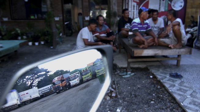 Sejumlah truk parkir menunggu Pelabuhan dibuka di kantong Parkir Terminal Sritanjung, Banyuwangi, Jawa Timur, Minggu (14/3/2021). [ANTARA FOTO/Budi Candra Setya]