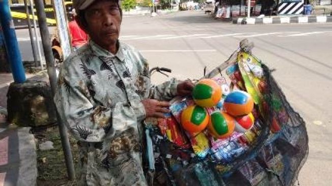 Kisah Perjuangan Kakek Asal Demak Jual Mainan Saat Libur Sekolah