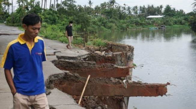Jalan Tanjung Burung Ambruk, Sampai Tak Bisa Dilewati Motor