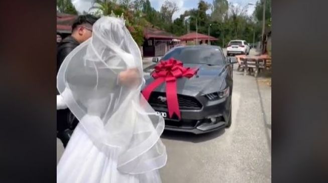 Nikah Muda, Pria Ini Belikan Kado Mobil Mewah di Hari Pernikahan (tiktok.com/@ayunieso24)